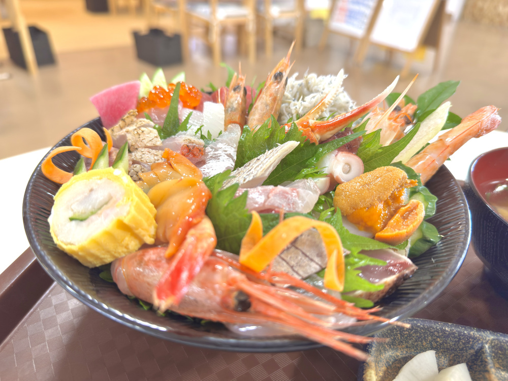 魚市場で味わう絶品海鮮グルメ！ 新鮮素材も購入したくなる!!