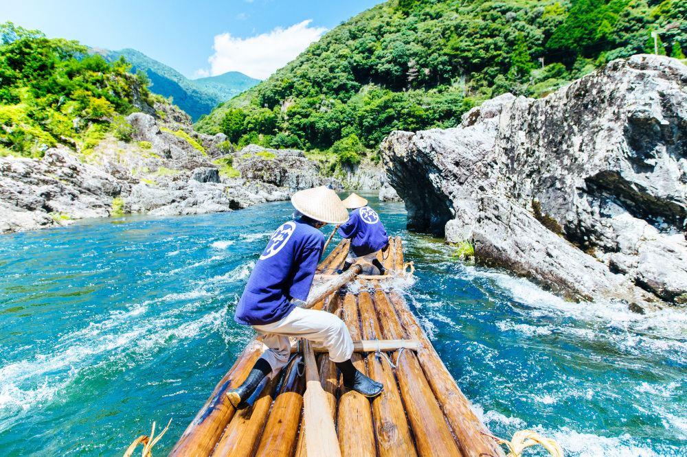 花粉症も邪気も吹き飛ばす“秘境”北山村へ。
～“日本唯一”が３つもある山あいの小さな村～