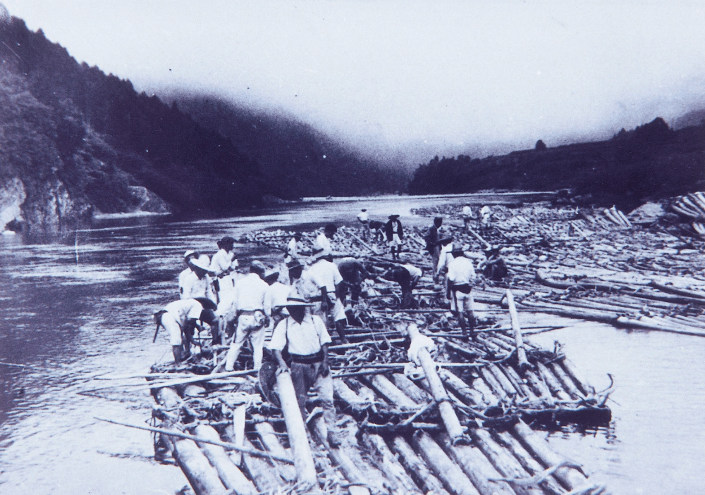 受け継がれる筏師の技と精神──秘境・北山村で出会う唯一無二の“筏下りの旅”
