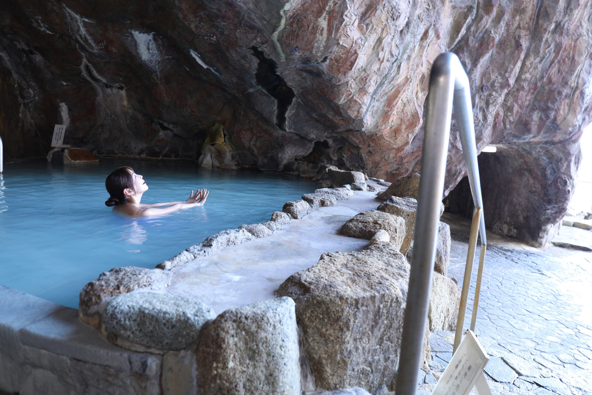 熊野詣の旅人たちを癒したと伝わる、洞窟に湧く“神秘のにごり湯”で心身をほどく「ホテル浦島・忘帰洞」