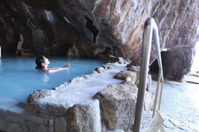 熊野詣の旅人たちを癒したと伝わる、洞窟に湧く“神秘のにごり湯”で心身をほどく「ホテル浦島・忘帰洞」