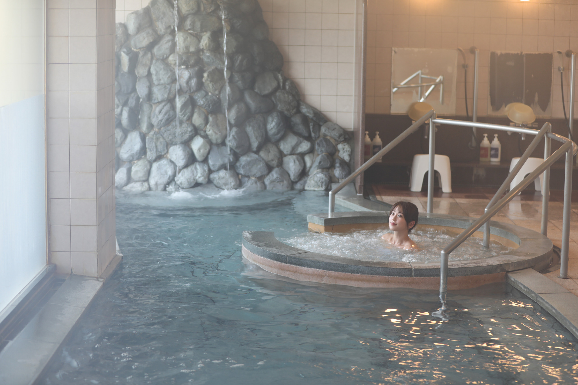 漁港の風景と旬の海の幸を楽しむ、海辺の温泉時間。「温泉館『海の里』 みちしおの湯」