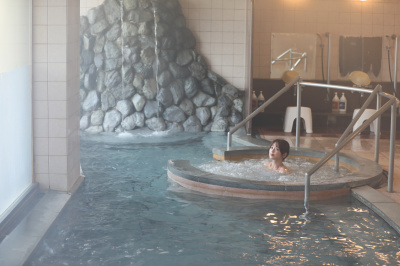 漁港の風景と旬の海の幸を楽しむ、海辺の温泉時間。「温泉館『海の里』 みちしおの湯」