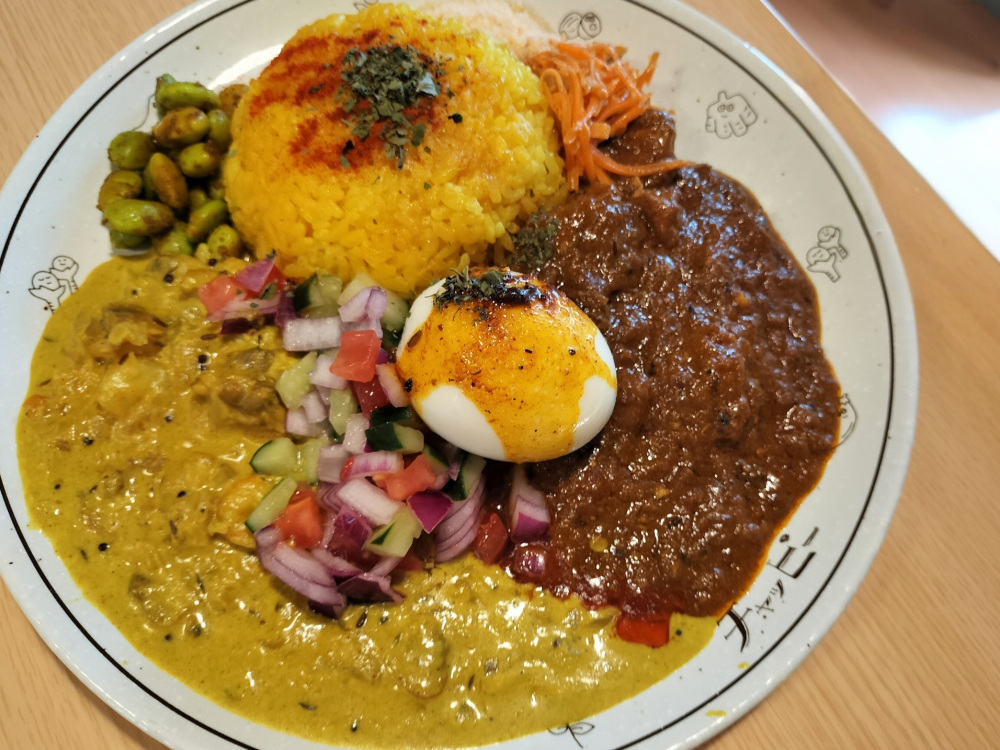 「チキンカレー」と「エビとアサリのココナッツ」のあいがけ