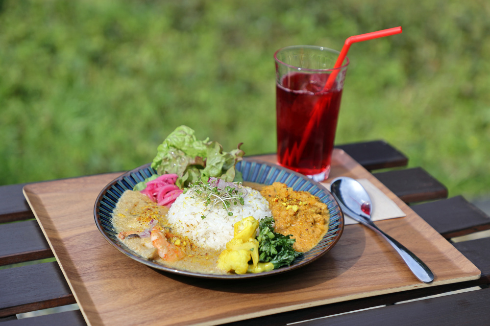 「バターチキンカレー」と「グリーンエビカレー」のあいがけ