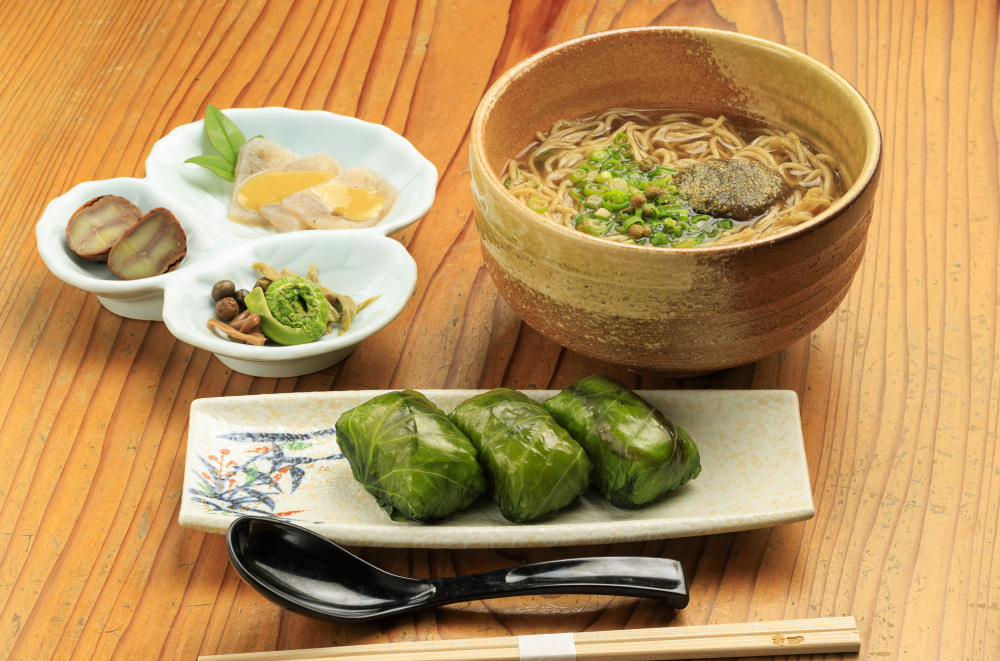 「わさび寿司定食」。セットの麺は「香椒麺」