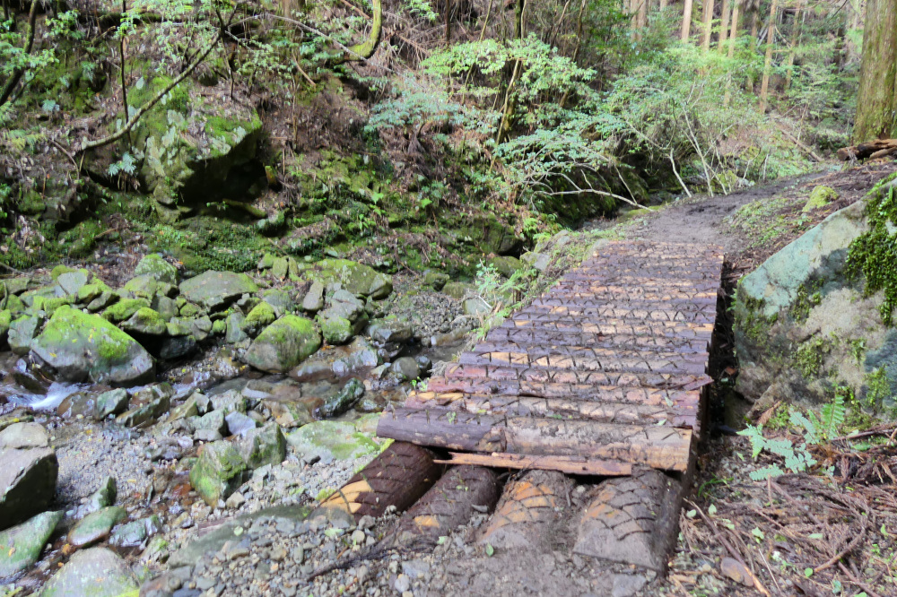 手作業で修復された丸太橋