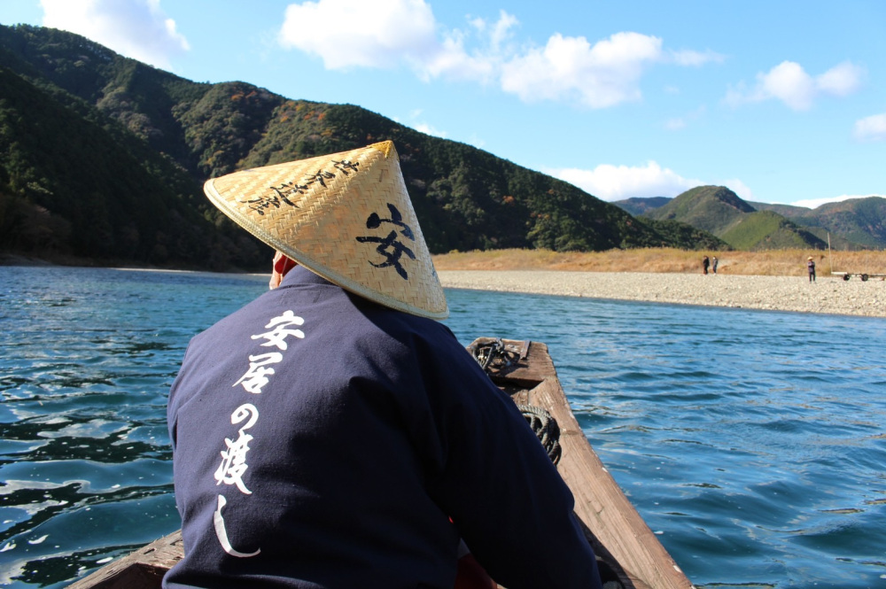 舟でわたる熊野古道「安居の渡し」