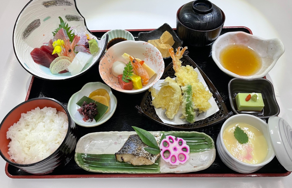 八風の湯 食事処