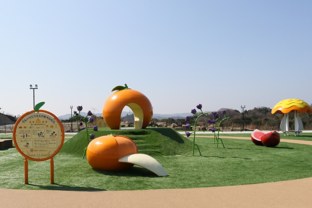 敷地内で楽しめる産直や公園、カフェ