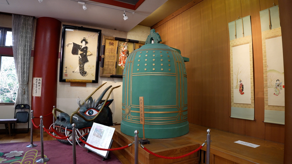 歌舞伎座から奉納された実物の鐘。映画のワンシーンが脳裏に蘇る。