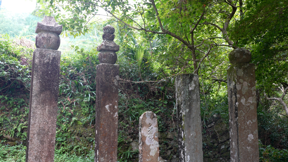 丹生都比売神社にある修験道関係の碑。