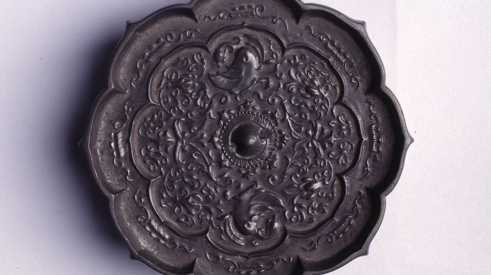 八尾比丘尼(やおびくに)が池に沈めた鏡。