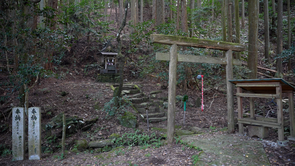 山深い沢にひっそりと佇む柳沢明神。