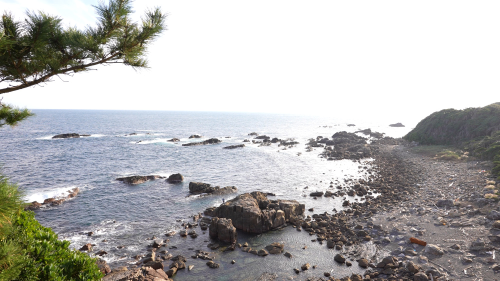 潮風と緑に包まれた岬の一角に、歴史の痕跡が静かにたたずみます。