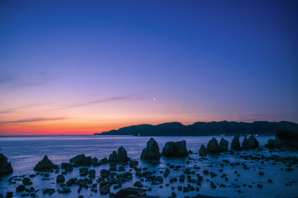 朝方の橋杭岩は、幻想的なシルエットで旅情を深めてくれます。