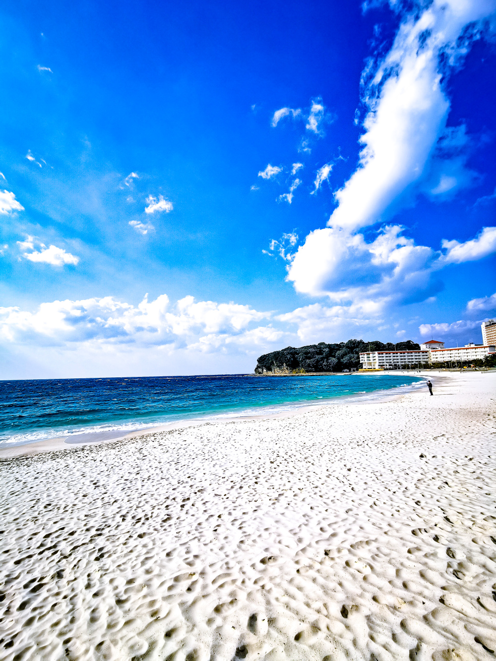 透き通る海と真っ白な砂浜が魅力のビーチ。のんびりした時間を過ごせます。