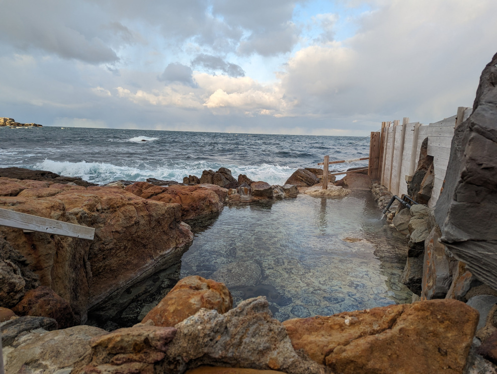 海のすぐそばに湧く露天温泉。白浜温泉の象徴的な立地で、波音を聞きながら癒しのひととき。