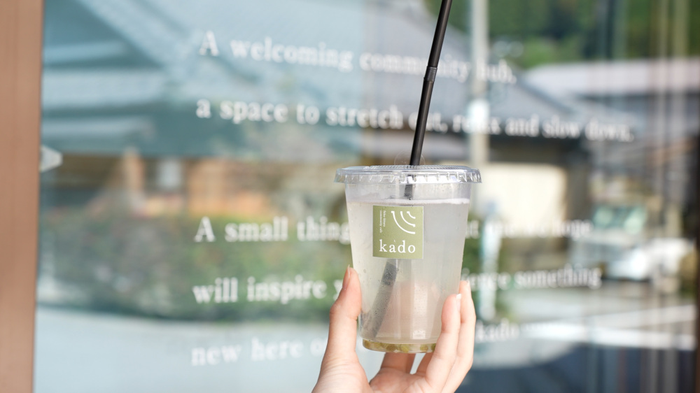 山椒の実が入ったスカッシュ。甘さのあとに爽やかな刺激がアクセントとして楽しめる一杯。