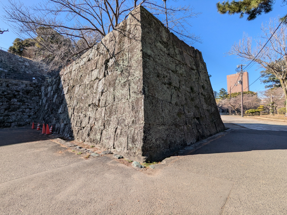 徳川時代に入ると石を切り出す技術も上がり、遠方から砂岩や花崗岩が運ばれるようになった。きれいに切り揃え正確に積まれた石材が紀州徳川家の格式の高さを表している