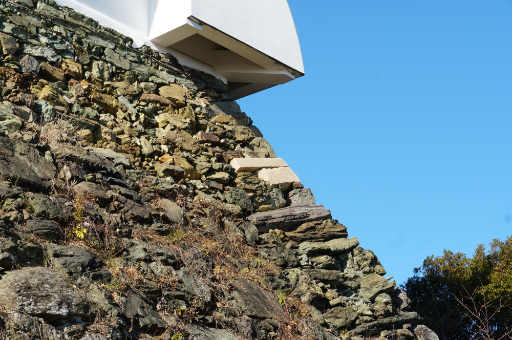 天守台石垣は和歌山城で最も古いとされ、各所に解体した石塔の部材などを組み込んでいる。戦国時代の城には時々見られるという