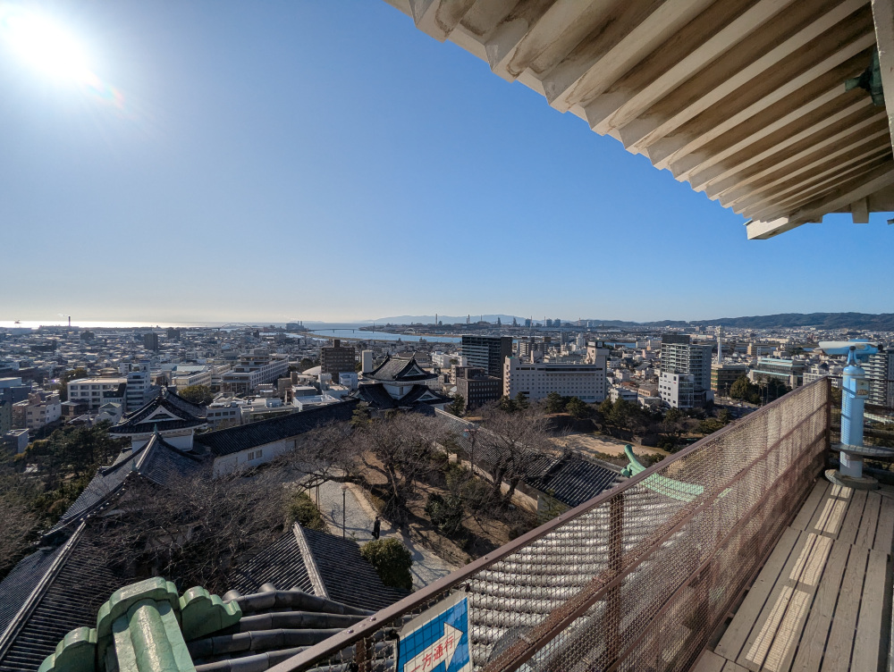 天守閣から紀の川を臨む。河口に整備された港に出入りする船の様子も見逃さない