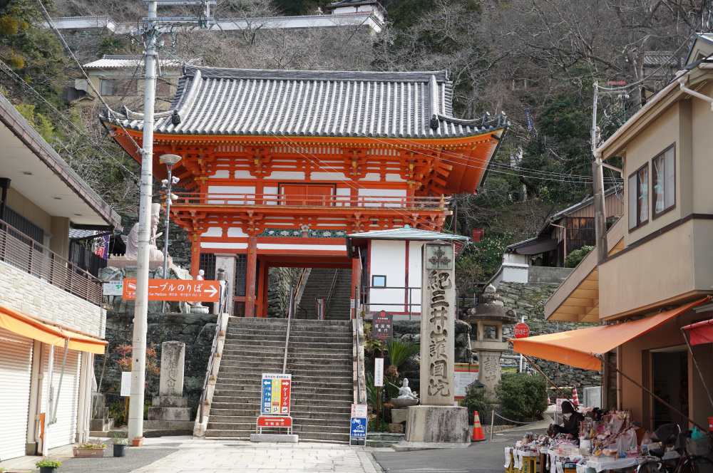 楼門から本堂へは231段の石段が続く。ケーブルカーに乗ってスムーズに参拝することもできる