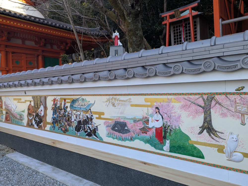 「春子稲荷」が祀られ、鏝絵で春子の伝説が描かれた白壁がある