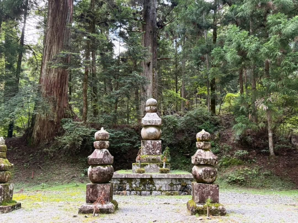 奥之院には弘法大師の御廟があり、そこに続くおよそ2キロメートルの参道沿いには20万基以上の墓石や供養塔が建てられている。墓碑は豊臣一族だけでなく織田信長や伊達政宗などの名前も
