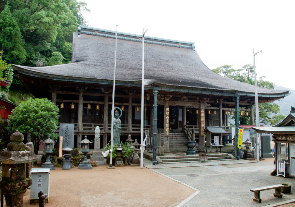 仁徳帝の頃(4世紀)、インドの僧、裸形上人が那智大滝で修行を積み草庵を営んだのが最初と伝わる。平安時代には「蟻の熊野詣」といわれるほど熊野詣でが盛んになった