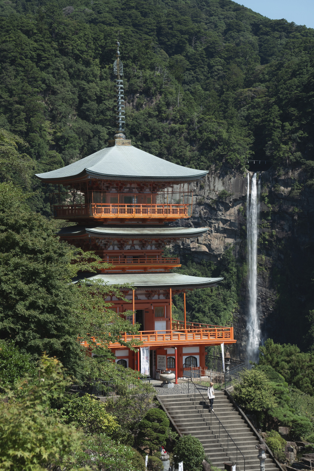 那智山青岸渡寺の本堂後方から眺めると、那智の滝と朱塗りの塔の調和が美しく、絶好のフォトスポットとなっている