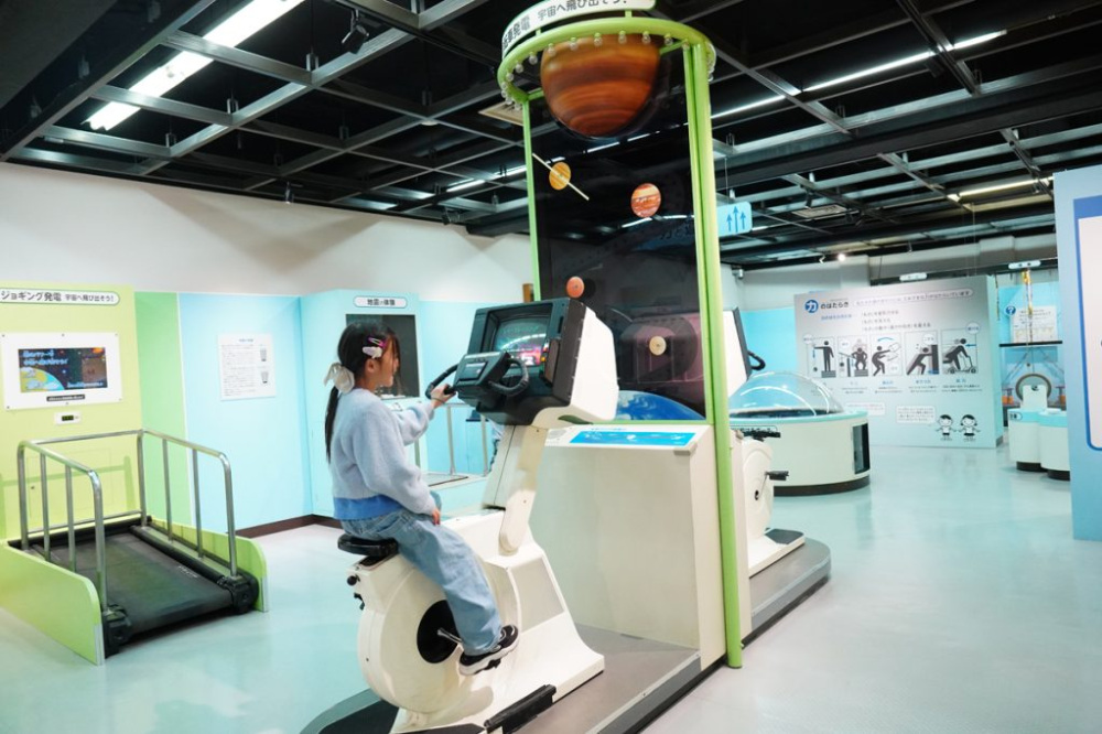 「力と運動のコーナー」の自転車発電。