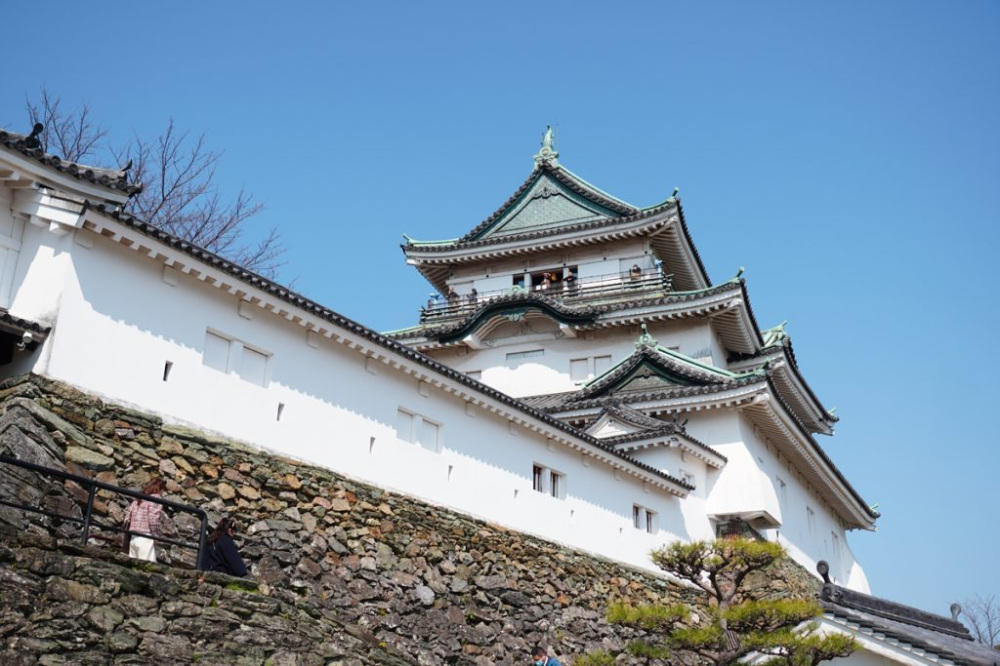 白亜の三層からなる天守閣。