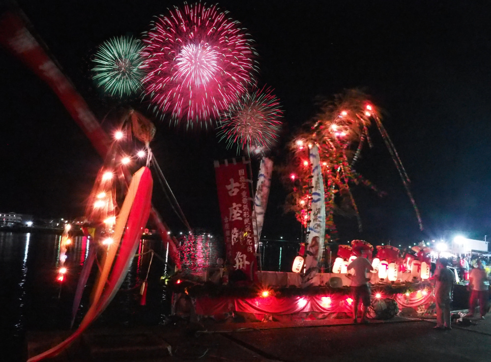 本祭当日には花火大会が実施される