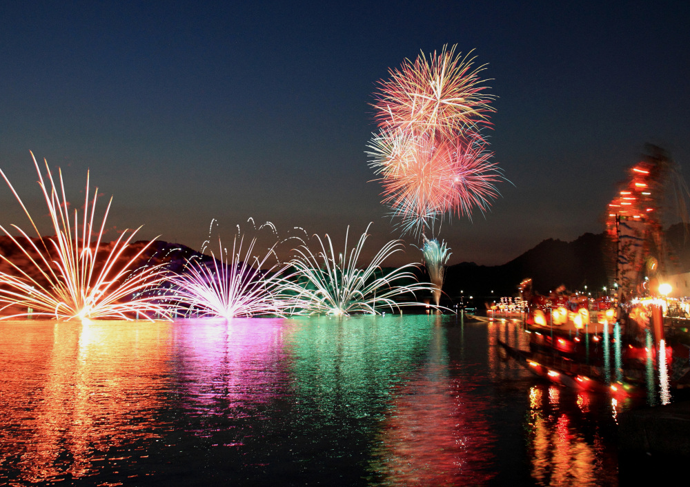 御舟と花火が串本の夜に映える