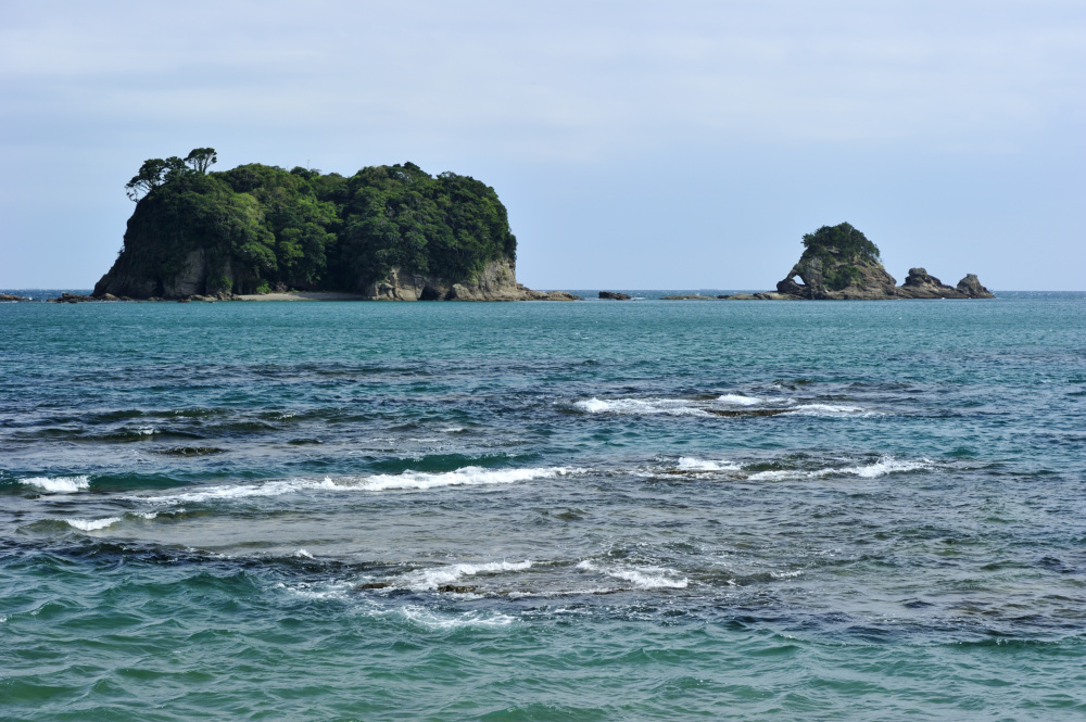 左が九龍島、右が鯛島。鯛島には目のような空洞も