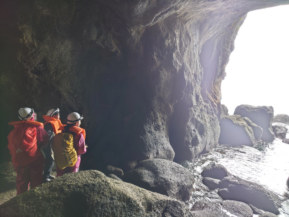 島内には大小さまざまな多数の洞窟がある