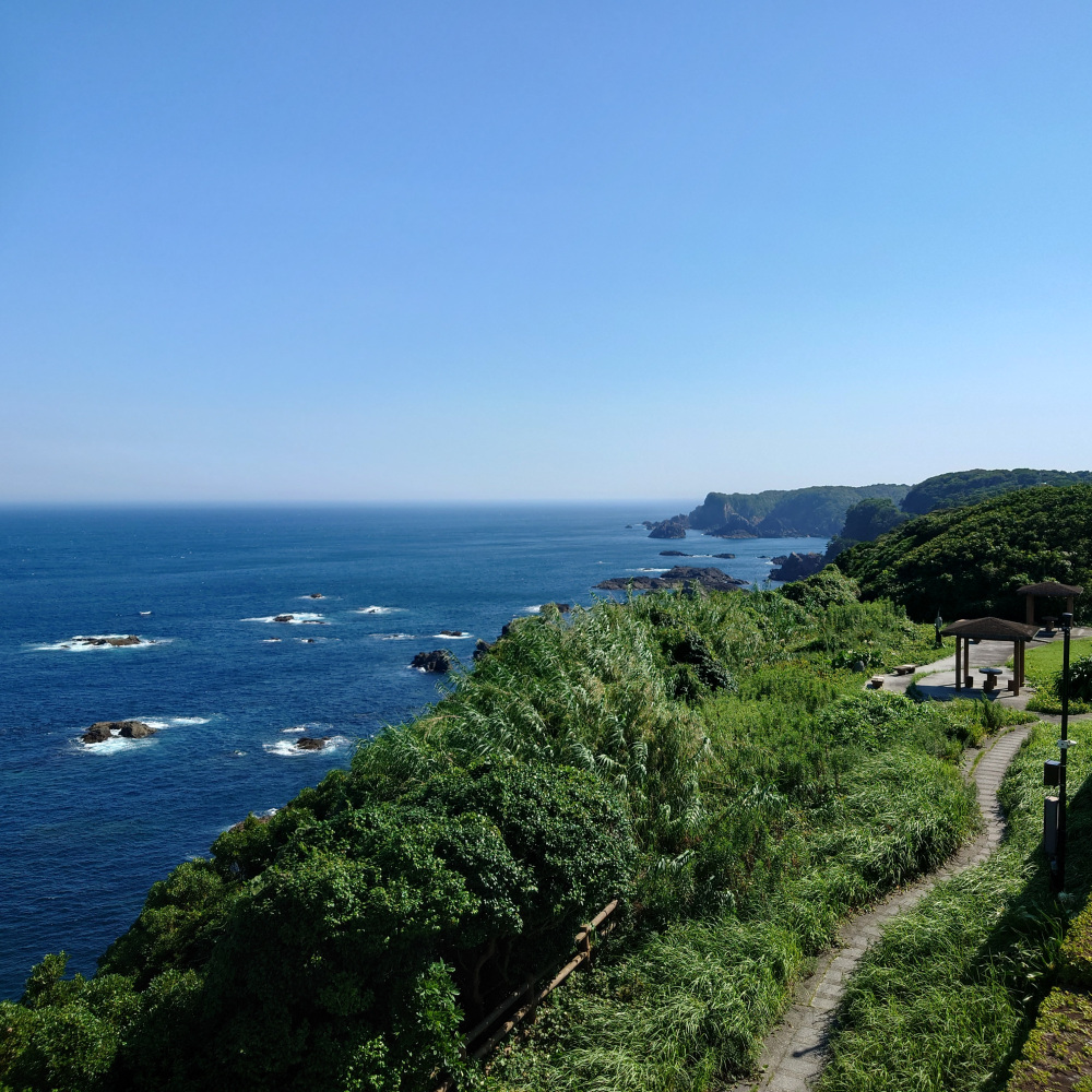 串本町大島の岬の突端に位置し、熊野灘を沖合まで広角に見渡せる