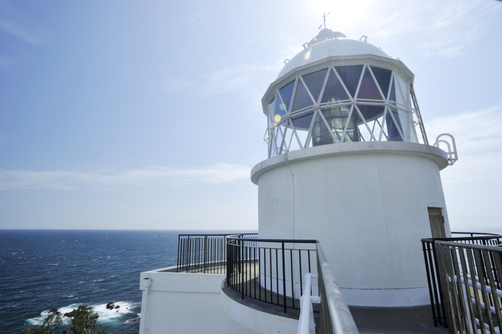 山見跡に立つ樫野埼灯台は、日本最古の洋式石造灯台