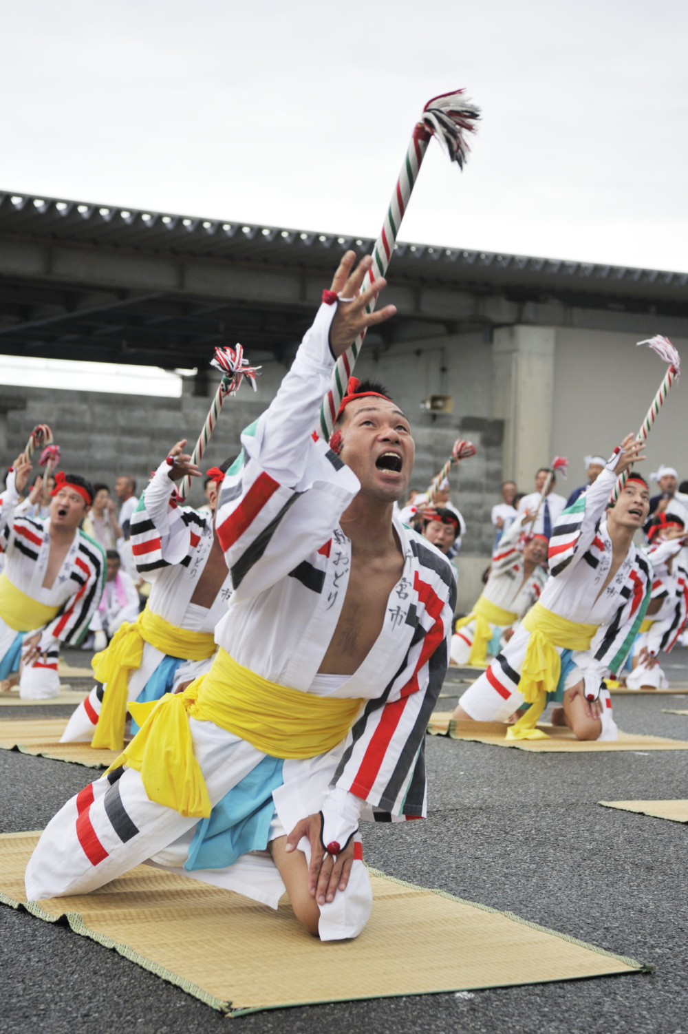 終始座して綾棒をかかげ、上半身のみで銛突きを表現する「綾踊り」