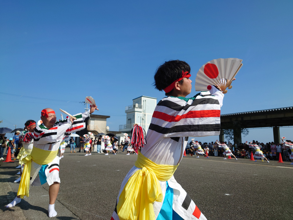 両手に扇子をもち網を投げて鯨を取りまく形を表現する「殿中踊り」