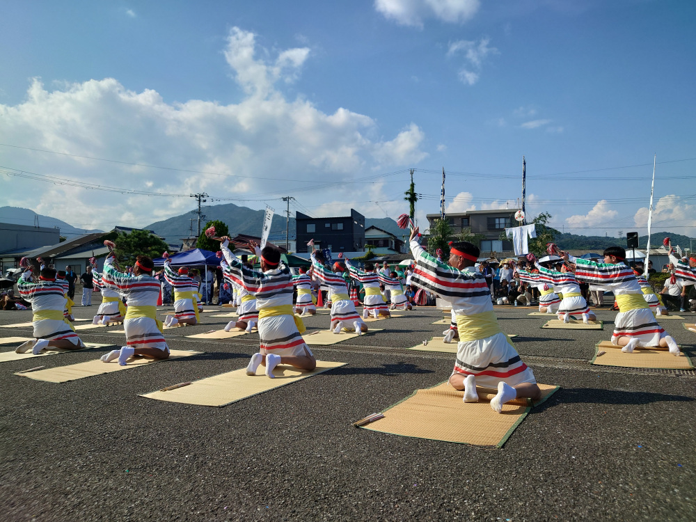 終始座して綾棒をかかげ、上半身のみで銛突きを表現する「綾踊り」