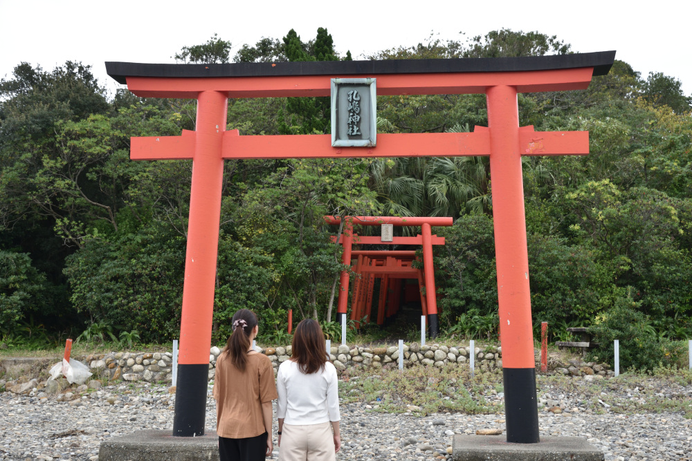 孔島内の孔島厳島神社。神社境内には何基もの鳥居が並んでいる