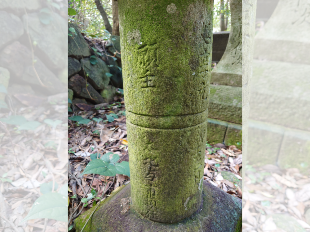 石灯籠には奉納した太地鯨方「太地与一頼任」の名が刻まれている