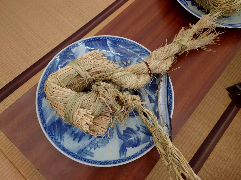 「せみ」は鯨に似せて、藁で編んで作られる