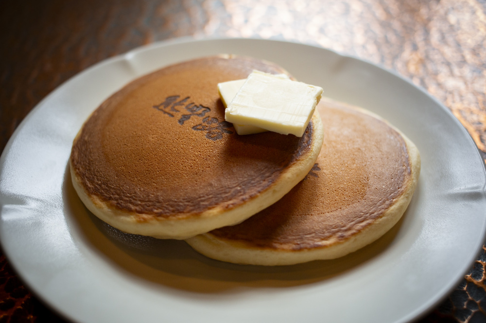 お店のロゴがかわいいホットケーキ。