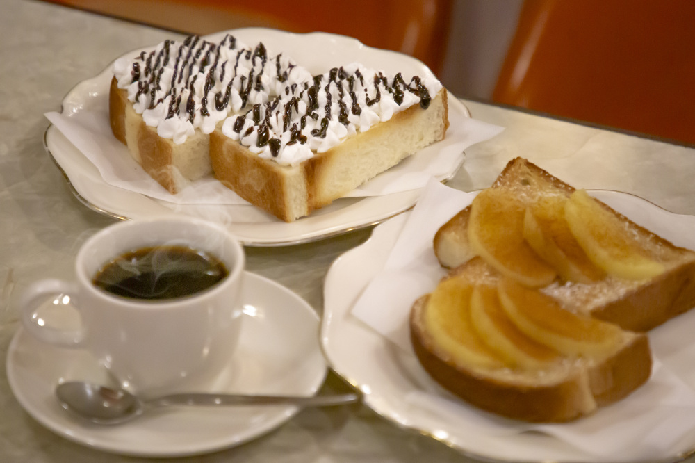 生クリームたっぷりのクリームトーストと厚切りリンゴがのったアップルシナモントーストとコーヒー。