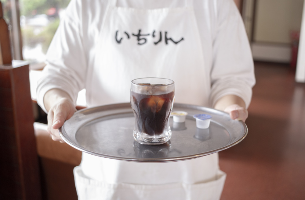 お店のロゴ入りエプロンがかわいい。