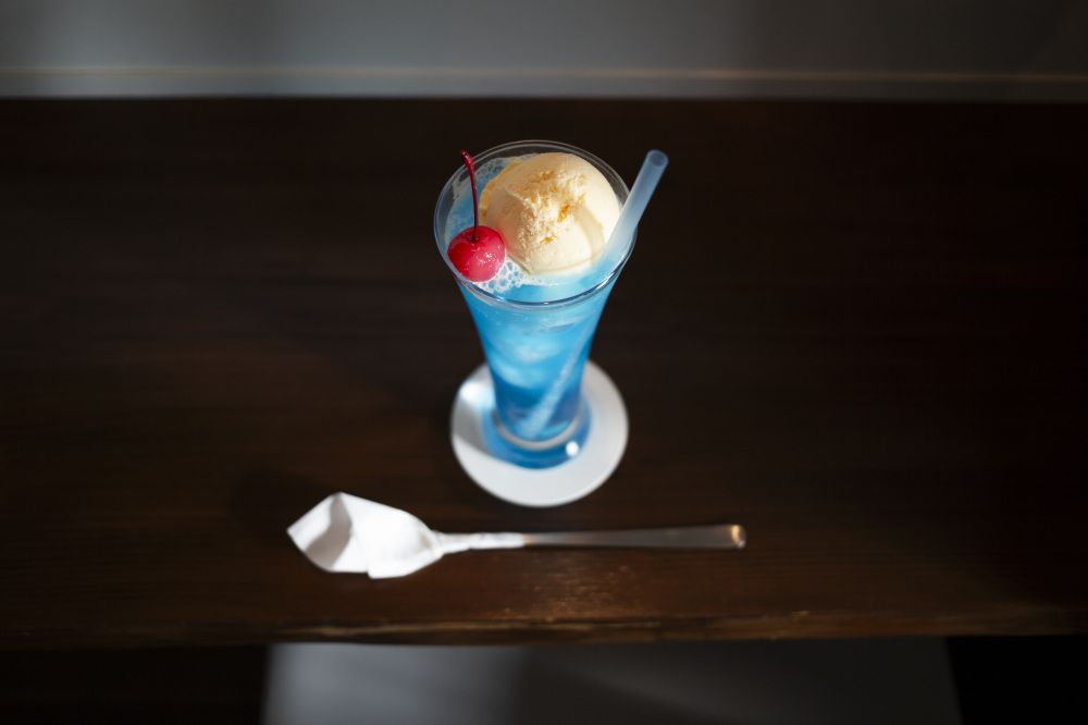 色鮮やかな、海色のクリームソーダ。