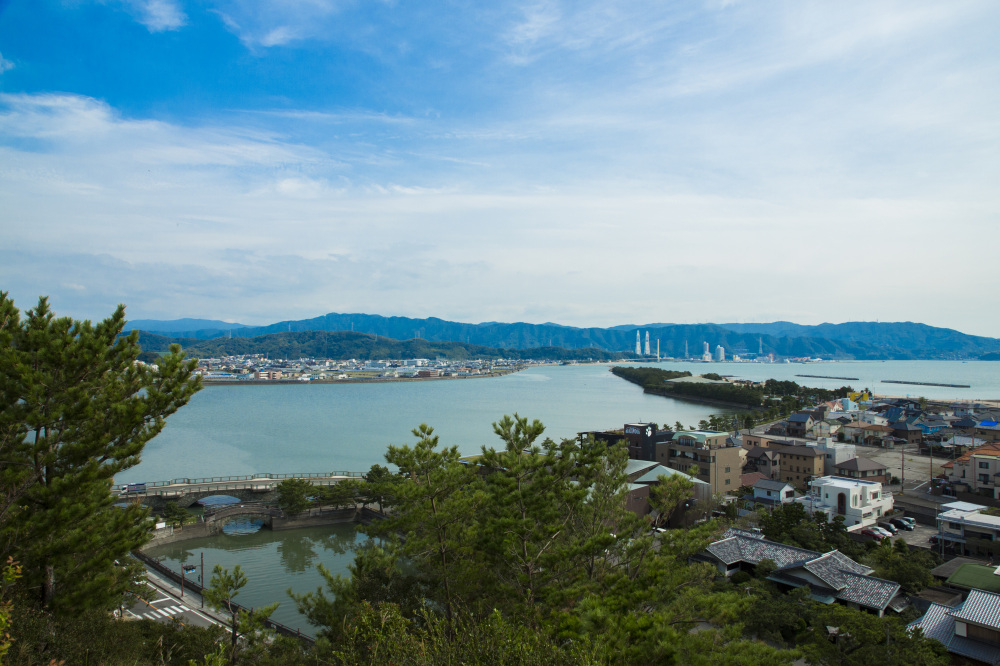 その昔玉津島に行幸された聖武天皇ゆかりの神域である奠供山からの大パノラマ